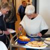 Die Damen des Seniorenkreises und die Ukraine-Gruppe, die sich regelmäßig in der Sozialstation trifft, bewirteten die Gäste mit selbst gebackenen Kuchen.