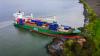 Ein Containerschiff ist in Norwegen kurz vor einem Haus am Wasser zum Stehen gekommen.