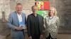 Eröffneten die Ausstellung feierlich: (von links) Bürgermeister Thomas Stamm, Künstler Oliver Christmann und Kunsthistorikerin Heiderose Langer