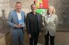 Eröffneten die Ausstellung feierlich: (von links) Bürgermeister Thomas Stamm, Künstler Oliver Christmann und Kunsthistorikerin Heiderose Langer