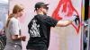 Philipp Katzenberger (rechts) veranstaltete im Spitalgarten einen Graffiti Workshop. Die Kinder und Jugendlichen konnten sich dabei kreativ auf den bereitgestellten Bannern austoben. 