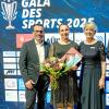 Laura Dick (Bildmitte) wurde bei der Gala des Sports 2025 zu Kemptens Sportlerin des Jahres 2024 ausgezeichnet. Links Laudator Karl Christe vom Allgäuer Überlandwerk, rechts Stadtverbandspräsidentin Hilde John.