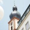 Das Turmkreuz von St. Bartholomäus in Bad Brückenau stand im Verdacht, beim Läuten mit vier Glocken zu wanken. Deswegen wurde der Haupteingang zeitweise abgesperrt.
