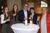 Diese Überraschung ist ihnen gelungen: Sandra und Annika (von links) überraschten ihre Eltern mit einer spontanen kirchlichen Trauung, durchgeführt von Diakonin Eva Hubmann (ganz rechts).
