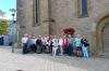 Senioren und Seniorinnen des Club 60 Uettingen vor der ehemaligen Klosterkirche von Maidbronn.