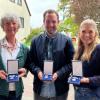 Sabine Weigl, Simon Tüpke und Tina Steiger (von links) wurden für ihren mutigen Rettungseinsatz bei einem schweren Verkehrsunfall vor fast zwei Jahren mit der Bayerischen Rettungsmedaille ausgezeichnet. 