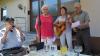 Erwin Hart (links) feierte in Karbach seinen 90. Geburtstag. Ein besonderes musikalisches Geschenk überbrachte das Gesangstrio Renate Freund, Uschi (Gitarre) mit Manfred Reinfurt, dem sich der Jubilar mit seiner Mundharmonika spontan anschloss.