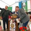 Das Festbier läuft! Bürgermeister Franz-Josef Saucer und der Braumeister Sebastian Graber sind souverän.