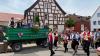 Aus ihrem Wagen bejubeln die Ehrengäste gemeinsam mit den Kürnacher Bürgern die über 20 Gruppierungen, die zur Feier des Jubiläums durch die Gemeinde zogen.
