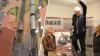 Stefan Stern, Michael Götz und Thomas Gretler (von links) gehen in der neuen Sonderausstellung in die letzten Vorbereitungen, bevor sie am Donnerstag eröffnet wird. 