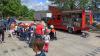 Auf dem Foto: Gespannt verfolgen die Kinder den Feuerwehreinsatz.