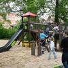 Ungeduldiges Warten auf die Öffnung des wichtigsten Spielplatzes in Weyer bei Kindern und Erwachsenen: Bürgermeister Manuel Kneuer verkürzte seine Ansprache.