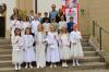 Die Hambacher Kommunionkinder mit den Vorsitzenden des Fördervereins zugunsten krebskranker Kinder Hambach e.V. im Hintergrund (von links) Ramona Ziegler, Clemens Laugsch, Stefanie Laugsch.