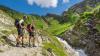 Verschnaufpause am Wildwasser: Wanderer beim Großglockner-Aufstieg. Verschnaufpause am Wildwasser: Wanderer beim Großglockner-Aufstieg.