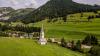 Blickfang auf der grünen Wiese: die Kapelle St. Georg in Kals am Großglockner. Blickfang auf der grünen Wiese: die Kapelle St. Georg in Kals am Großglockner.