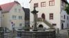 Sanierungsbedarf sieht der Stadtrat sowohl für den Marktbrunnen, als auch für die Balustrade an der Rathaustreppe. Bürgermeister Roman Menth möchte dazu Spendengelder generieren.