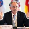 Nach Ansicht von Wolfgang Blank (parteilos), Wirtschaftsminister Mecklenburg-Vorpommerns, kann die Akzeptanz für die Energiewende erhöht werden, wenn die Bevölkerung den Nutzen auch direkt spürt.