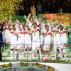 VfB-Kapitän Atakan Karazor streckte den Pokal als Erster in den Berliner Nachthimmel.