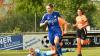 Die Schwabthaler Alina Hellmuth umspielt die Gästetorfrau Len Hofmann und versenkt den Ball zum 1:0 ins Tor.