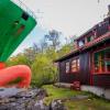 Das Schiff hätte beinahe ein Haus im norwegischen Trondheimsfjord gerammt.