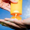Zwei Discounterprodukte vorn: Die im Test besten Sonnencremes kosten unter vier Euro – und wurden mit „sehr gut“ bewertet.