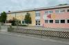 Eine Arbeitsgruppe empfiehlt, den Neubau für die zentrale Grundschule Kolitzheim nahe dem bestehenden Schulgebäude im Ortsteil Herlheim zu errichten. Beim Bürgerentscheid am 6. Juli stehen allerdings weitere Standorte zur Abstimmung, unter anderem auch Unterspiesheim und Kolitzheim.