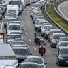 Immer wieder sieht man Motorradfahrer, die die Rettungsgasse ausnutzen – wie hier auf der A7 am Autobahnkreuz Memmingen.