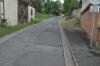 Die Weißgasse in Kraisdorf, die zum neuen Baugebiet und nach Pfarrweisach führt, wird demnächst asphaltiert. Zuvor muss der Oberflächenkanal saniert werden.