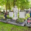 Das neue Urnensammelgrab auf dem katholischen Friedhof pflegen Max Wildegger (links) und Andrii Radchuk.