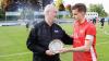 Kapitän Lukas Rietzler wurde von den Fans des FC Memmingen zum Spieler des Jahres gewählt. Im Interview blickt er auf das Meisterjahr zurück.  Unser Bild zeigt ihn mit FCM-Vorsitzenden Andreas Minkenberg. 