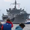 Das US-Führungsschiff „USS Mount Whitney“ nimmt zum Start des Manövers Baltic Operations (BALTOPS) vom Hafen Warenmünde aus Kurs auf die Ostsee.