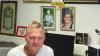 Voller Stolz und Dankbarkeit sitzt Joachim Bindrum vor den Fotos seiner Eltern im Büro, in Erinnerung an die gemeinsame Zeit.