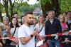 Der neue Leiter der Kita St. Anna, Yanik Berberich, und sein Team setzen zusammen mit den Kindern ein Zeichen für Vielfalt und Zusammenhalt in der KiTa Schondra.