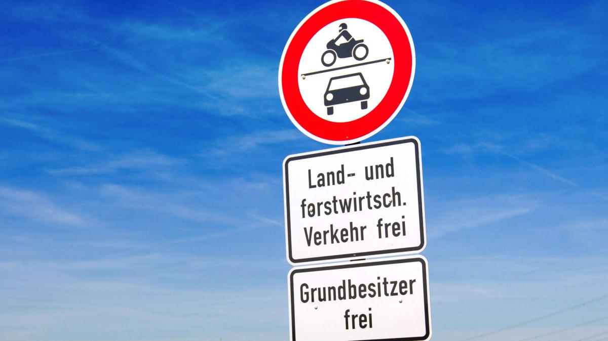 Amerikanische-Touristen-missachten-Verbotsschild-und-landen-im-Graben