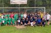 Die beiden Finalteams Brendlorenzen (rechts) und Großbardorf (links) mit dem BFV-Kreis-Jugendleiter Thomas Kirchner (Vierter von links) und dem stellv. Landrat Josef Demar (Zweiter von rechts).
