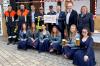 Bei der Übergabe der Spende an die Freiwillige Feuerwehr in Rieden (vorne von links): die Ehrendamen Elina Hippeli, Mona Beck, Franka Pfeuffer, Julia Kaiser, Leonie Schemmel und Melissa Münz sowie (hinten von links): erster Kommandant Christian Fuchs, zweiter Kommandant Klaus Wiegel, Bürgermeister Bernd Schraud, Jugendwart Christoph Weber, erster Vorstand Arno Schraud, Vorstand Franz-Josef Hartlieb VR-MainBank, Altlandrat Eberhard Nuß und die zweite Vorständin Carina Stiehl.