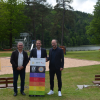 Bernd Ruppert von der AOK (rechts) präsentierte im Oberseebad in Füssen mit Bürgermeister Maximilian Eichstetter (Mitte) und dem Füssener Hauptamtsleiter Markus Gmeiner die UV-Index-Tafel.