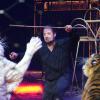 Zirkusdirektor Martin Lacey junior präsentiert Tiger und Löwen. 