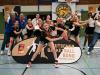 Auf dem Bild (von links): Coach René Eirich, Julia Lewandowski, Coach Jeff Carlisle, Carlotta Riedl, Hailey Carlisle, Laura Jordan, Alina Brater, Alicia Eirich, Meliha Fiala, Lilly Zang, Emilia Escher, Tereza Sykorova, Alisa Milow, Moedcha Bakam, Coach Sabse Wiegand, vorne Mitte: Mia Wiegand