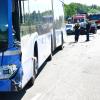 Am Freitagmorgen wurde ein Schulbus mit 94 Insassen kurz vor Wettenhausen bei einem Unfall gegen die Leitplanke gedrückt. Am Freitagmorgen wurde ein Schulbus mit 94 Insassen kurz vor Wettenhausen bei einem Unfall gegen die Leitplanke gedrückt.