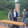 Auf dem Bild stehen (von links) an der neuen Sitzgarnitur Karin Voll (Schriftführerin), Daniel Wehner (1. Bürgermeister) und Manfred Voll (Wegewart).