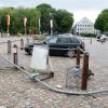 Der 74-jährige Fahrer sei nach dem Besuch einer Apotheke in Friedrichstadt nach dem Ausparken zunächst in die Bestuhlung vor einer Eisdiele gefahren und dann gegen zwei Laternen, teilte die Polizei in Flensburg mit.