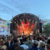 Am zweiten Tag des Modular Festivals kann auch anfänglicher Regen der guten Stimmung keinen Abbruch tun. Bis in die Dunkelheit hinein ist das Gaswerk-Areal eine einzige Partyzone.