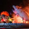 Große Drachenshow auf dem Weichselboulevard in Krakau: Riesige Drachen schwimmen während der 24. Großen Drachenshow in der Nacht vom 07. auf den 08. Juni 2025 auf dem Weichsel-Boulevard über die Weichsel.