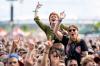 07.06.2025, Bayern, Nürnberg: Besucher des Open-Air-Festivals «Rock im Park» singen bei einem Konzert mit. Foto: Daniel Karmann/dpa +++ dpa-Bildfunk +++