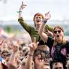 07.06.2025, Bayern, Nürnberg: Besucher des Open-Air-Festivals «Rock im Park» singen bei einem Konzert mit. Foto: Daniel Karmann/dpa +++ dpa-Bildfunk +++