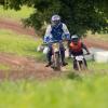 Zahlreiche Zweirad-Enthusiasten nehmen am Pfingstsonntag auf der Alm in Bramberg an der Mofa-Cross-Meisterschaft teil. Das 3-Stunden-Rennen erfordert von den Fahrern viel Kondition und Ausdauer.