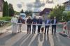 Mit dem symbolischen Durchschneiden des Bandes wurde die sanierte Ortsdurchfahrt der Kreisstraße NES 24 feierlich eröffnet (von links): Pastoralreferent Johannes Krebs, Zweite Bürgermeisterin Caroline Borst, Landrat Thomas Habermann, Tiefbauamtsleiter im Landratsamt Rhön-Grabfeld Ulrich Dolze, Dieter Federlein vom gleichnamigen Ingenieurbüro, Jan-Peter Solveen vom Ingenieurbüro Perry Alka und den Bürgermeister des Marktes Oberelsbach Björn Denner.