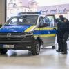 Polizistinnen und Polizisten demonstrieren am Freitag, den 6. Juni 2025, bei der Eroeffnung des neuen Zentrums f√ºr polizeiliches Einsatztraining auf dem Gel√§nde der Bereitschaftspolizei in W√ºrzburg ein realistisches Einsatzszenario. Auf 950 Quadratmeter koennen die Polizistinnen und Polizisten hier unter realen Einsatzbedingungen trainieren. 

