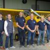 Vor dem Oldtimer-Flugzeug Piper PA 18 des Flugsport-Club Würzburg (FSCW) Christoph Heinrich Böll und Jürgen Hornung (Hauptsponsor Freigeist Immobilien), Elmar Tell (3. Vorstand FSCW), Vorsitzender Jochen Gögelein, Christian Fritzen (2. Vorstand FSCW), Marketingleiterin FSCW Arlena Ridler und Ehrenvorsitzender Heinz Gräf (von links).